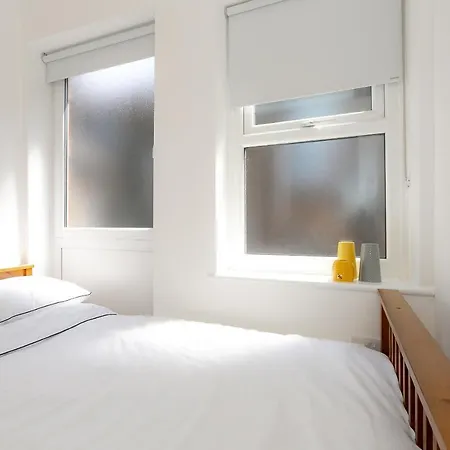 The Bs Hive, Modern, Stylish, 2 Bedroom House, In Centre *