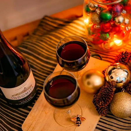 The Bs Hive, Modern, Stylish, 2 Bedroom House, In Centre