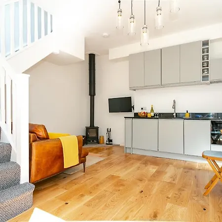 The Bs Hive, Modern, Stylish, 2 Bedroom House, In Centre *