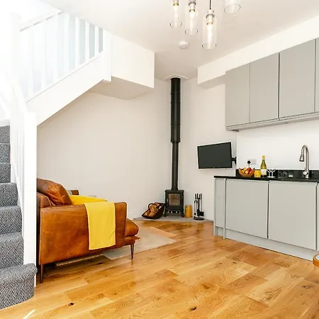 The Bs Hive, Modern, Stylish, 2 Bedroom House, In Centre Harrogate
