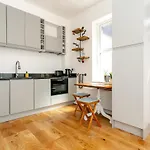 The Bs Hive, Modern, Stylish, 2 Bedroom House, In Centre Holiday home