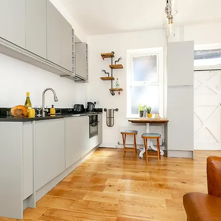 The Bs Hive, Modern, Stylish, 2 Bedroom House, In Centre בית נופש