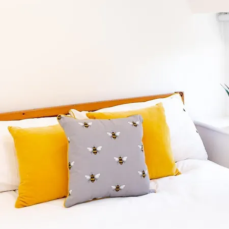 The Bs Hive, Modern, Stylish, 2 Bedroom House, In Centre בית נופש