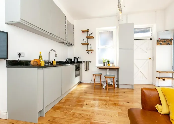 The Bs Hive, Modern, Stylish, 2 Bedroom House, In Centre בית נופש