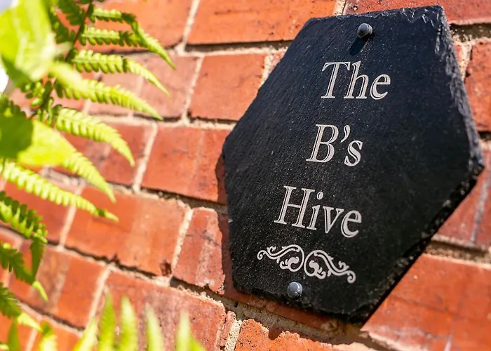 The Bs Hive, Modern, Stylish, 2 Bedroom House, In Centre בית נופש הרוגייט