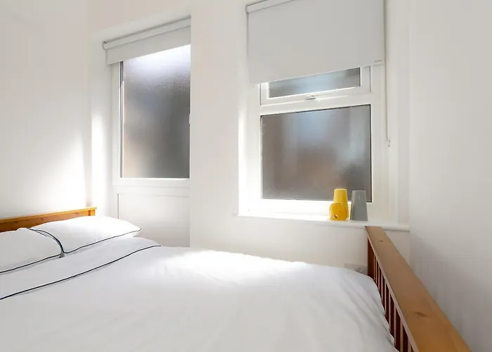 The Bs Hive, Modern, Stylish, 2 Bedroom House, In Centre *