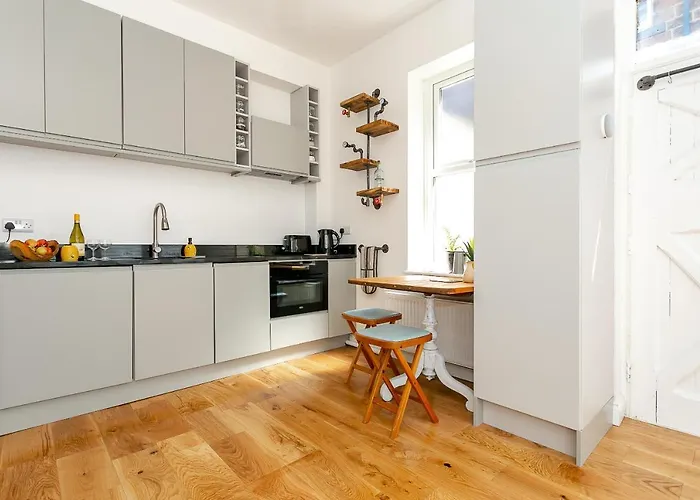 The Bs Hive, Modern, Stylish, 2 Bedroom House, In Centre בית נופש