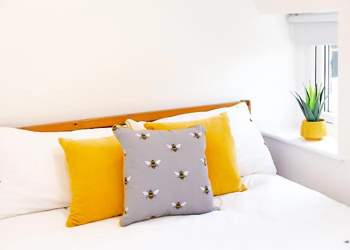 The Bs Hive, Modern, Stylish, 2 Bedroom House, In Centre בית נופש